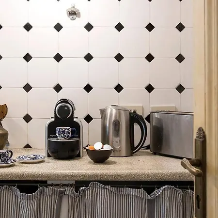 Colosseo The Family In Monti