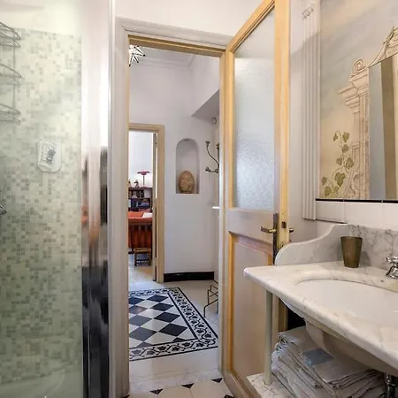 Colosseo The Family In Monti Roma