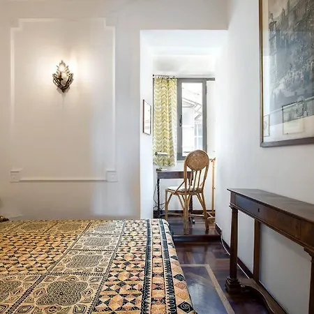 Colosseo The Family In Monti